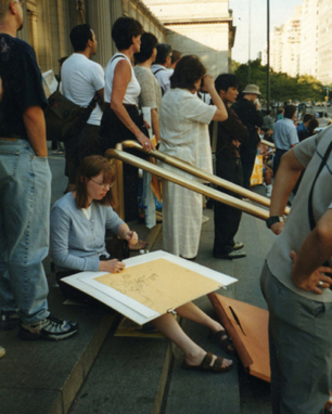 Lucinda Rogers drawing on the steps of New York Metropolitan Museum